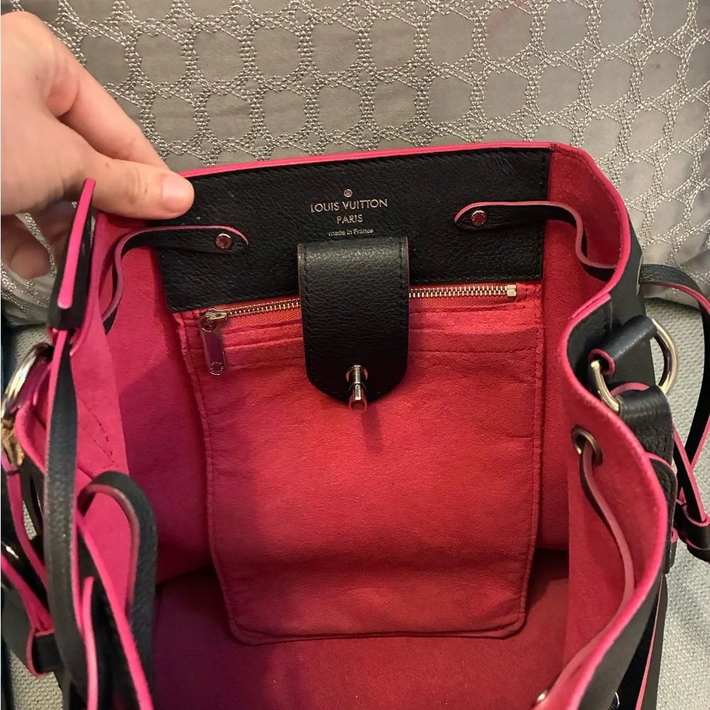 Louis Vuitton Black and Pink Shoulder Bag with Elegant Design - Picture 4 of 15